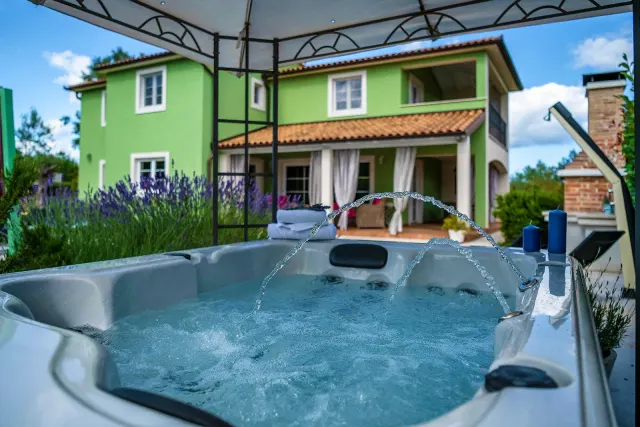 BookNoFees: Villa Branka con piscina, jacuzzi y parque infantil – Rakalj
