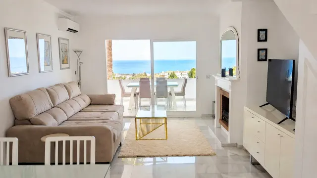 BookNoFees: Amplio apartamento dúplex con vistas panorámicas al mar – Mijas