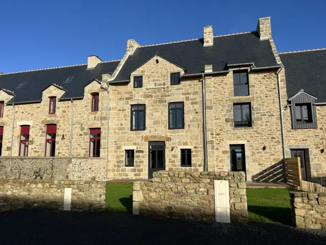 BookNoFees: Elegante casa de piedra con jardín y cargador para vehículo eléctrico – Saint Malo