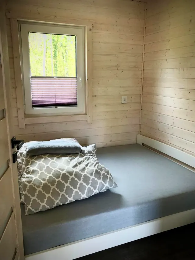 BookNoFees: alquiler vacacional en Jarosławiec, Polonia – Una habitación pequeña con cama y ventana en el complejo DOMKI SILVER 2, en la ciudad de Jarosławiec