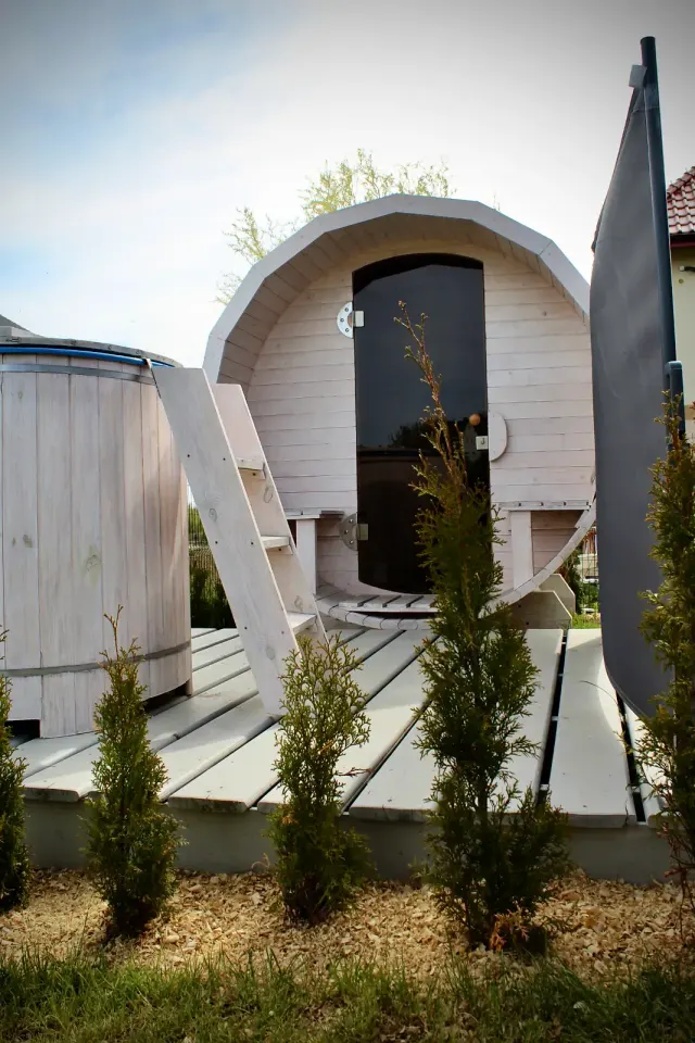 BookNoFees: alquiler vacacional en Jarosławiec, Polonia – Sauna de barril al aire libre con escalones de madera y una pequeña terraza