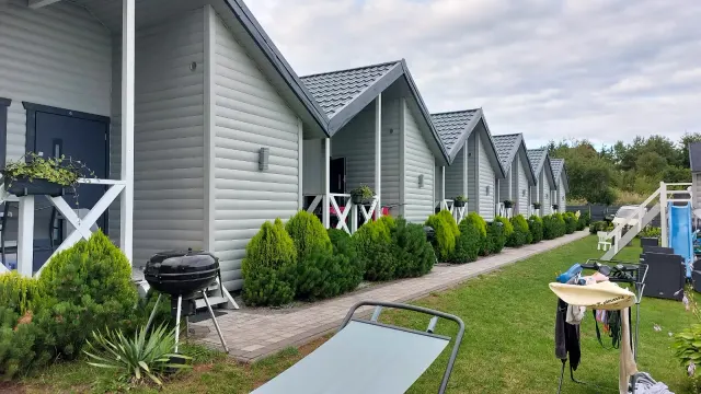 BookNoFees: Una tranquila casita de madera con sauna y terraza – Jarosławiec