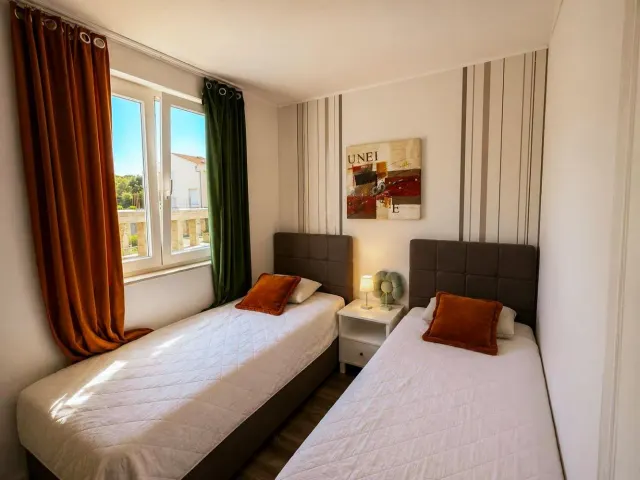 BookNoFees: Apartamento tranquilo junto al mar, con balcón y vistas al puerto deportivo – Petrcane
