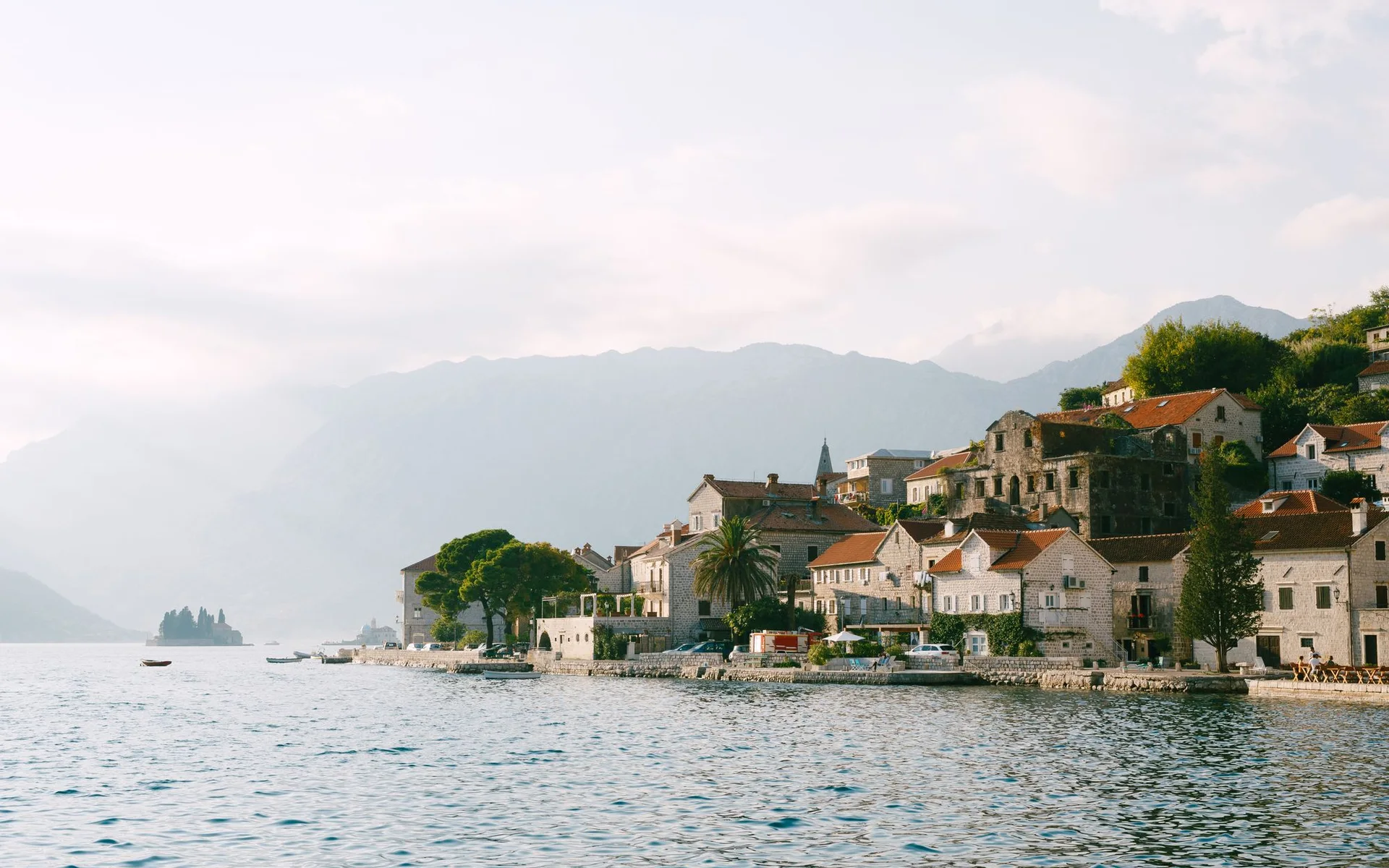Casas de piedra a orillas de la bahía de Kotor