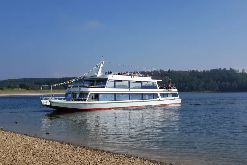 El barco de pasajeros MS Sorpesee en el lago cercano a Sundern, con el bosque en la orilla opuesta