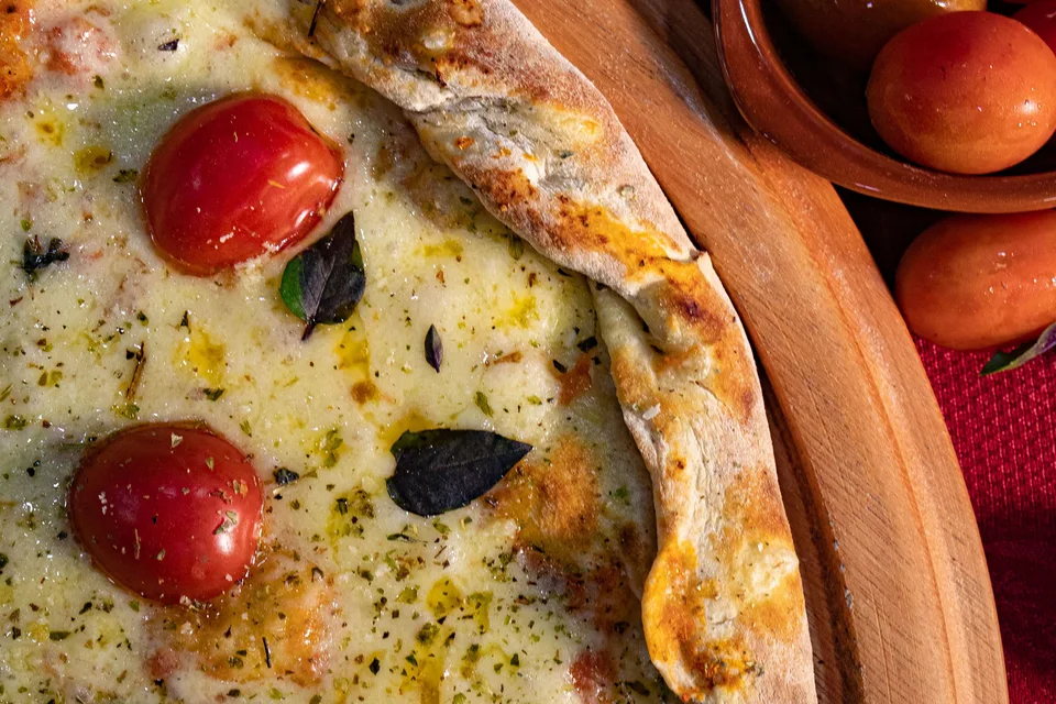 Foto de ejemplo: Pizza de queso con tomates cherry