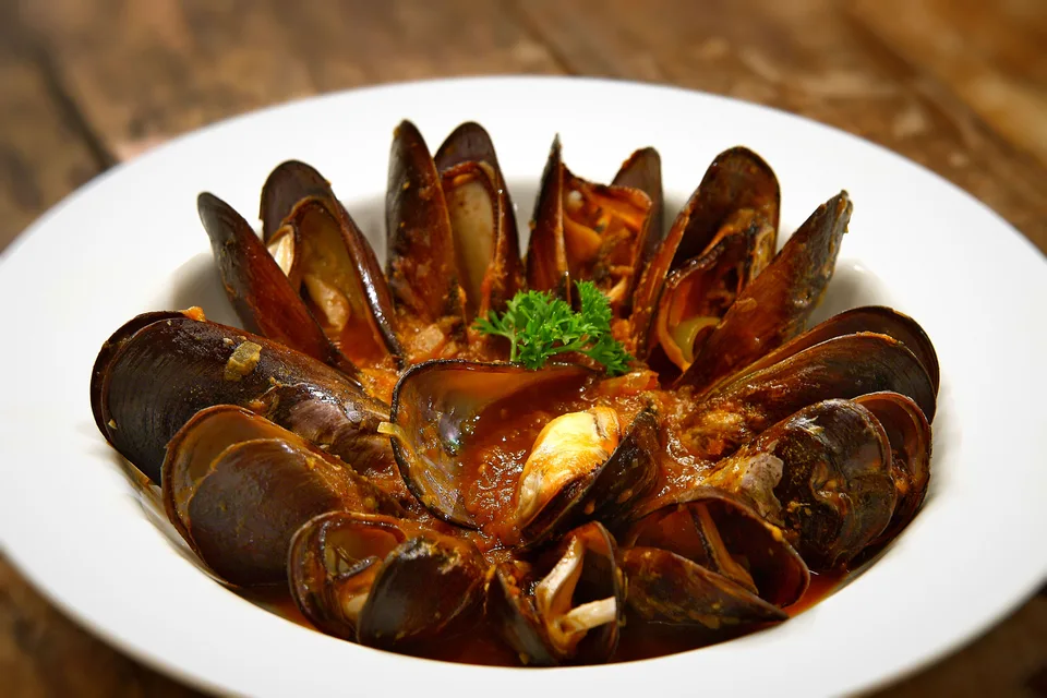 Foto de ejemplo: Mejillones cocidos servidos en un plato hondo