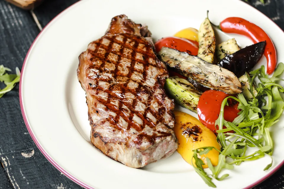Foto de ejemplo: Filete a la parrilla acompañado de verduras