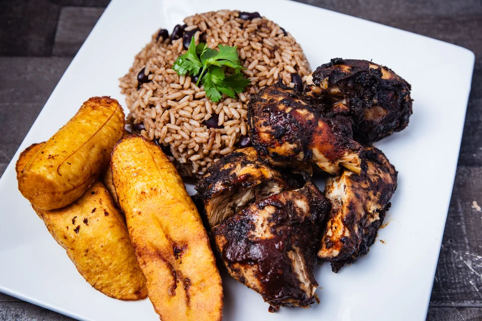 BookNoFees: Foto de ejemplo: Pollo al estilo «jerk» con arroz y plátano frito
