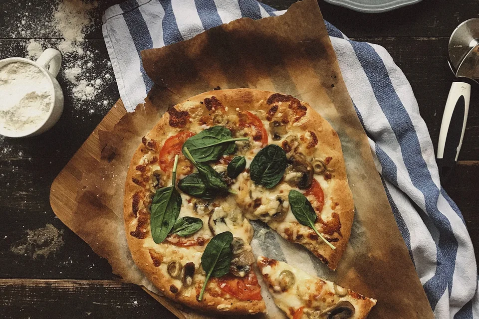 BookNoFees: Foto de ejemplo: Pizza con champiñones y espinacas