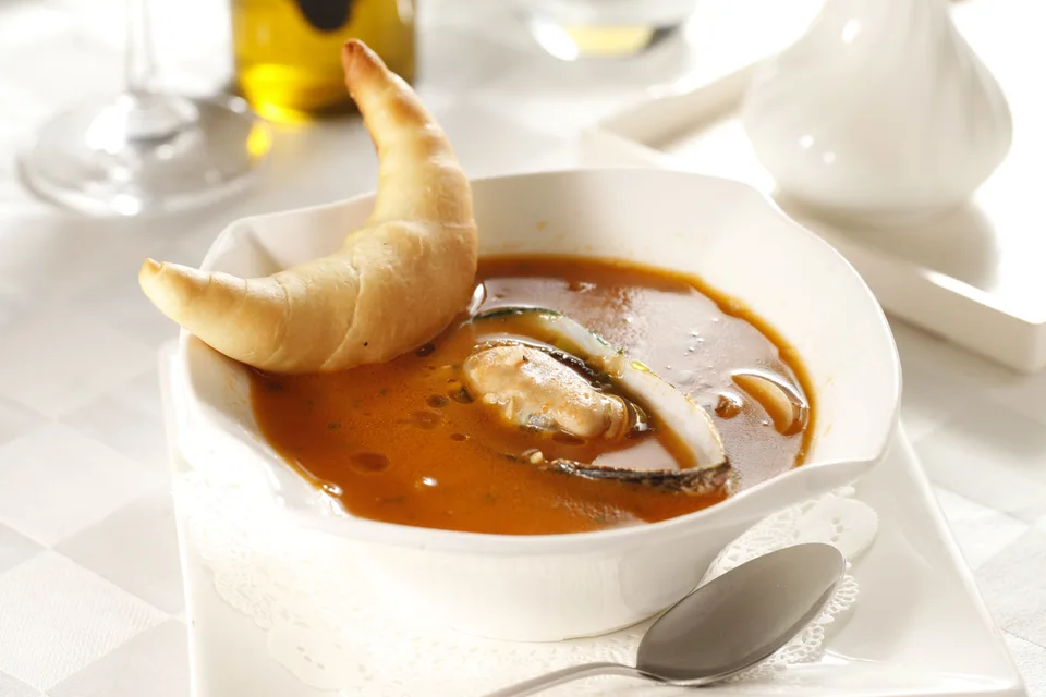 BookNoFees: Foto de ejemplo: Sopa de marisco servida con pan