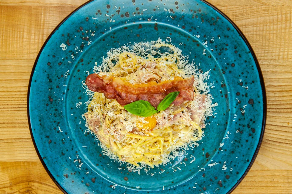 Foto de ejemplo: Espaguetis a la carbonara en un plato azul
