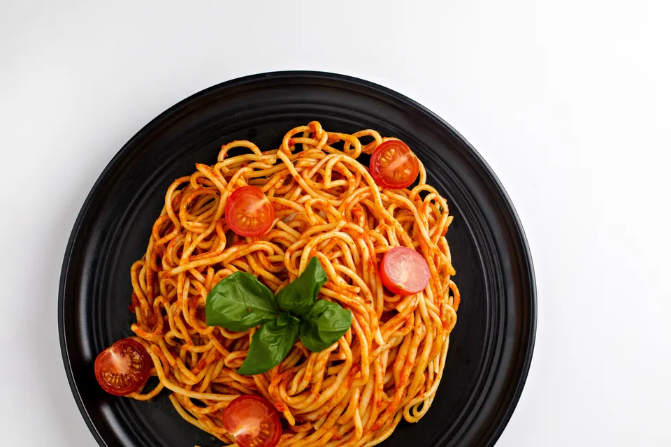 Foto de ejemplo: Espaguetis con salsa de tomate y albahaca