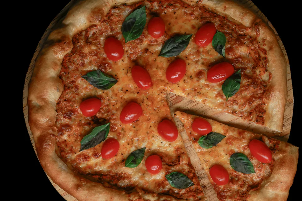 Foto de ejemplo: Pizza con tomate y albahaca
